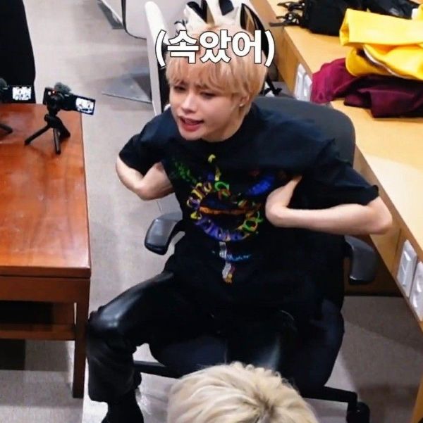 meme chống nạnh (1)