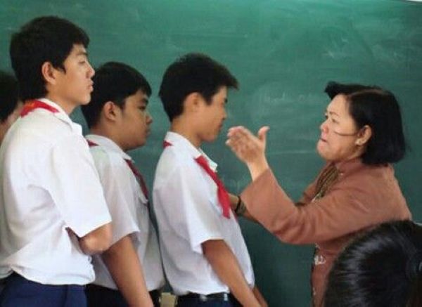 cô giáo tát học sinh meme