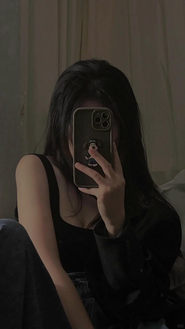 ảnh gái xinh che mặt bằng điện thoại (1)