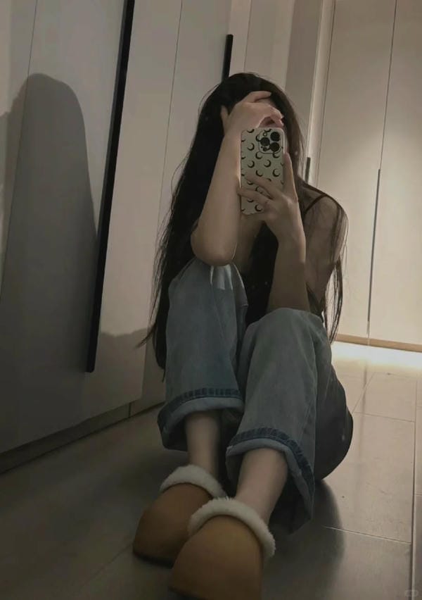 ảnh gái xinh che mặt bằng điện thoại (16)