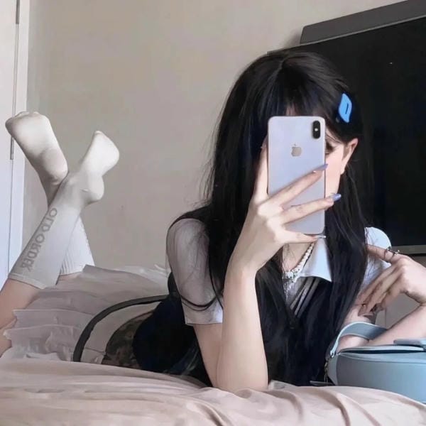 ảnh gái xinh che mặt bằng điện thoại (2)