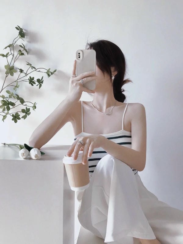 ảnh gái xinh che mặt bằng điện thoại (22)