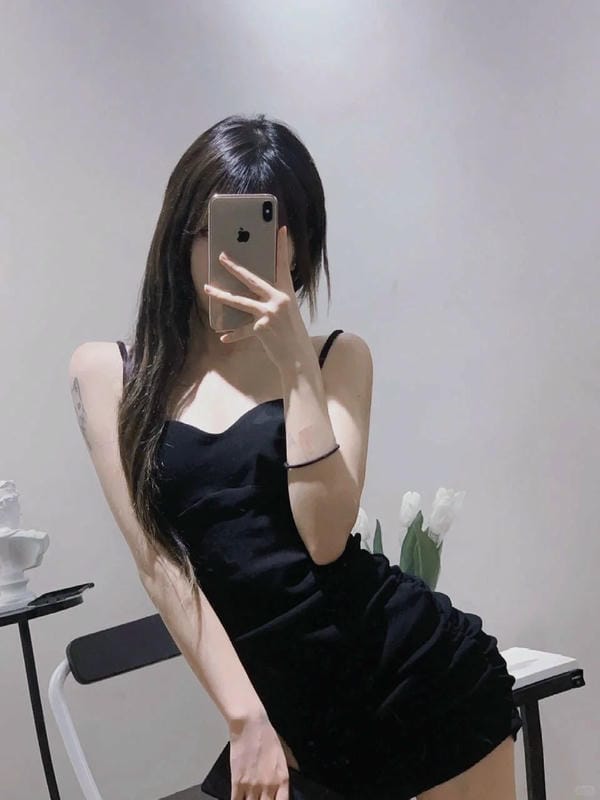 ảnh gái xinh che mặt bằng điện thoại (23)