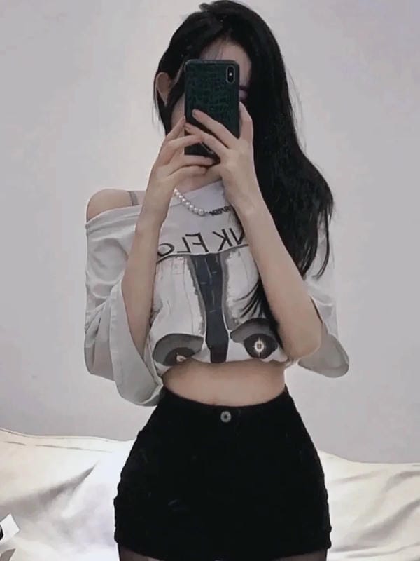 ảnh gái xinh che mặt bằng điện thoại (24)