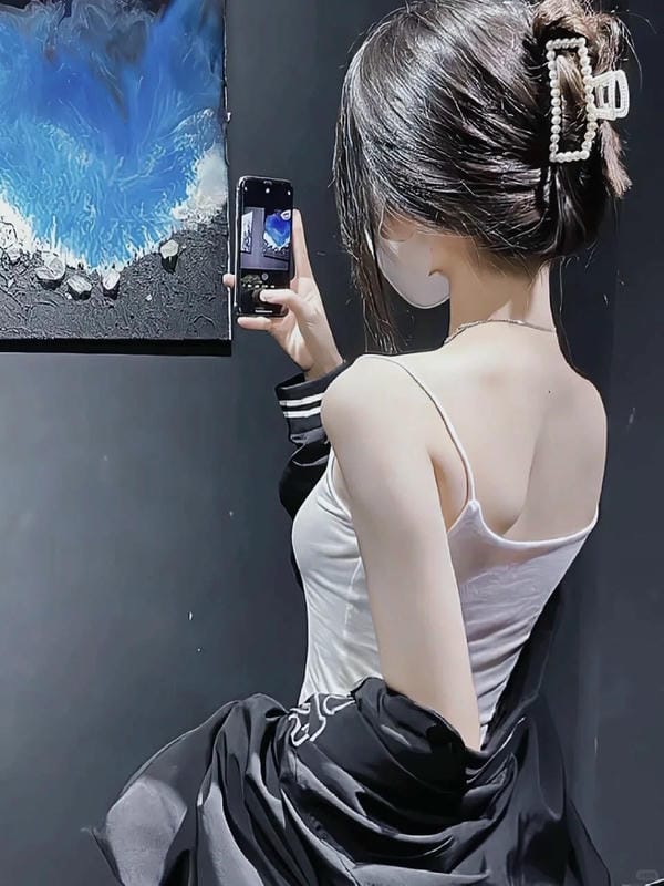 ảnh gái xinh che mặt bằng điện thoại (25)