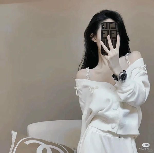 ảnh gái xinh che mặt bằng điện thoại (26)