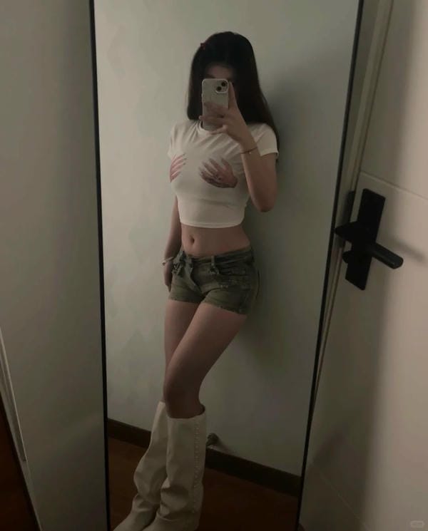 ảnh gái xinh che mặt bằng điện thoại (29)