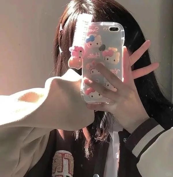 ảnh gái xinh che mặt bằng điện thoại (7)