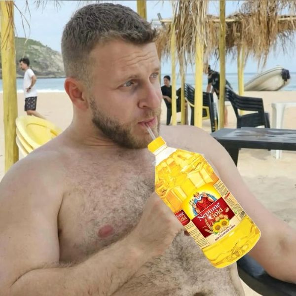 meme cầm chai dầu ăn meme cầm chai dầu ăn