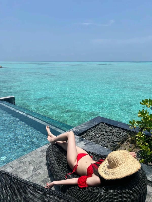 ảnh gái mặc bikini lọt khe màu đỏ