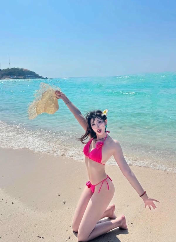 bikini lọt khe màu đỏ (21)