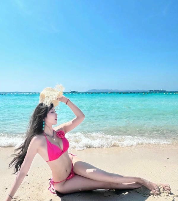bikini lọt khe màu đỏ (22)