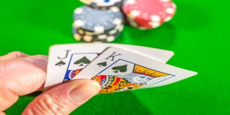 Người chơi đang tính toán chiến thuật trong xì tố 5 cây